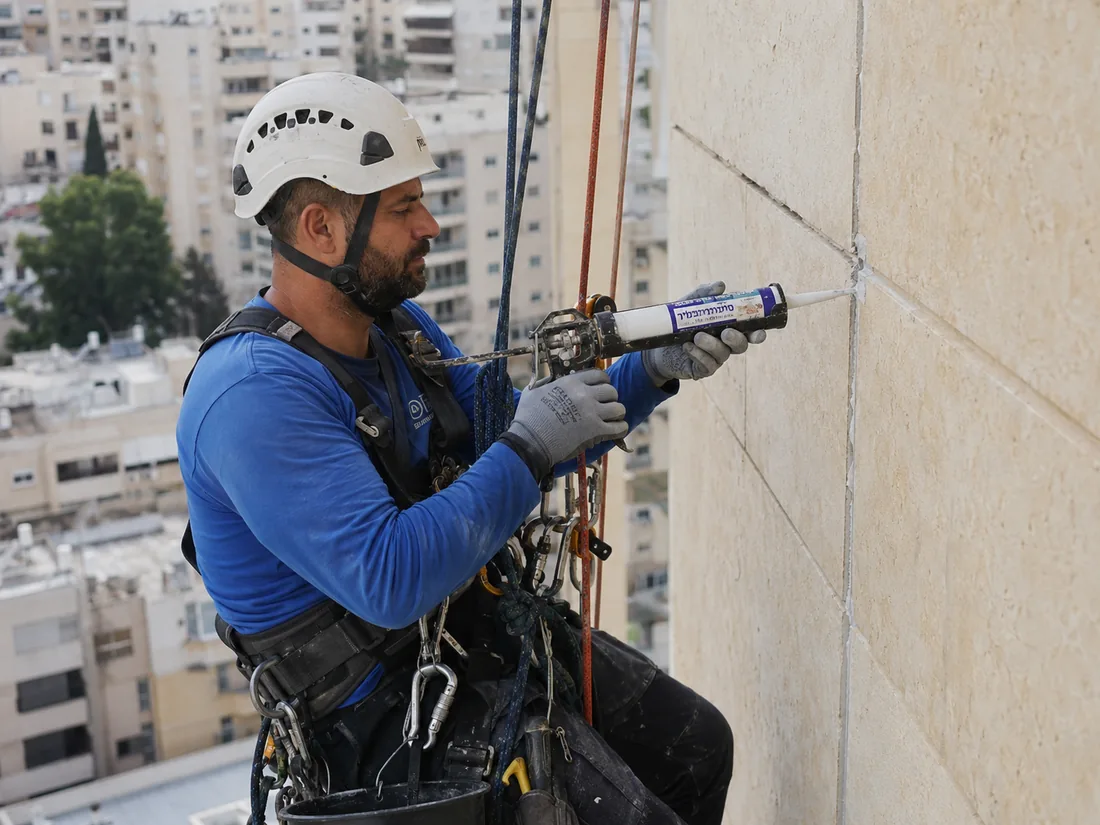 איטום קיר חיצוני בגובה
